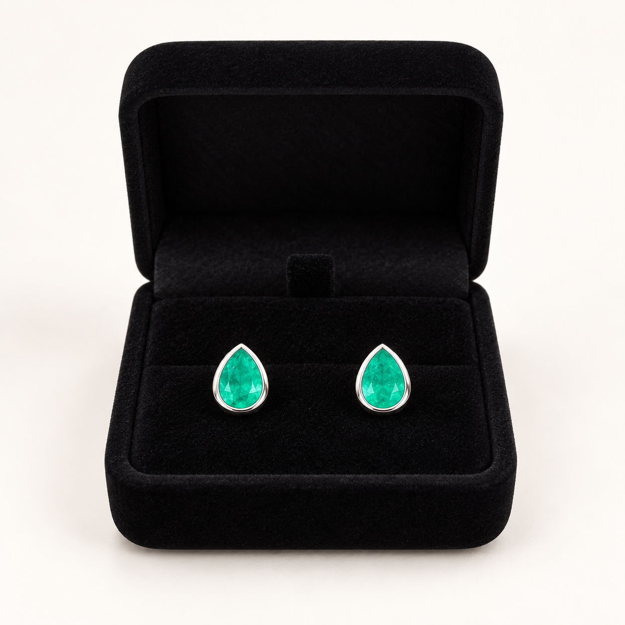 Referencia ilustrativa de dos aretes con piedras verdes